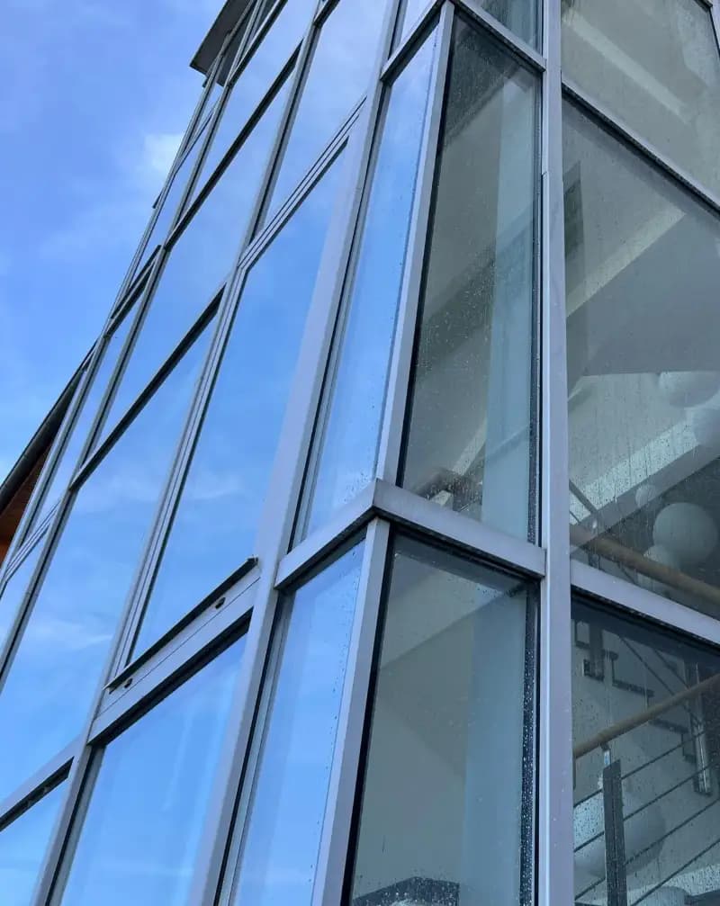 Curățare Geamuri și Vitrine