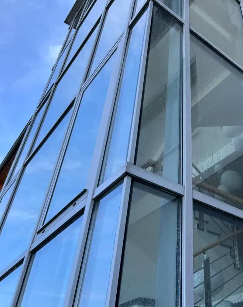 Curățare suprafețe vitrate, geamuri sticlă